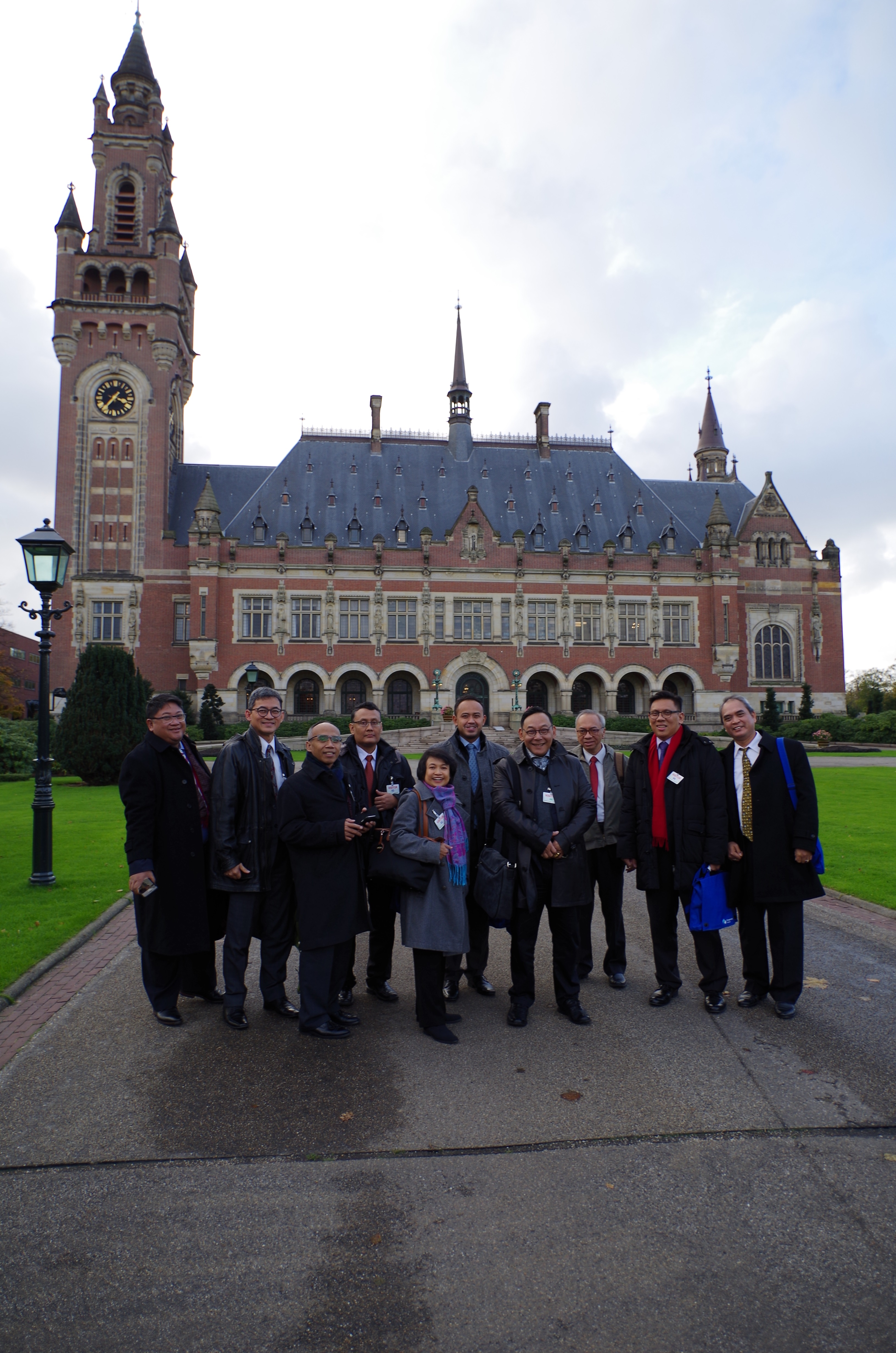 Participants in front of the Peace Palace