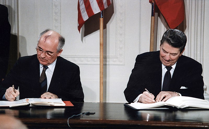 Former president of the US Ronald Reagan and General Secretary of the Communist Party of the Soviet Union, Mikhail Gorbachev singing the INF-Treaty on 7 December 1987