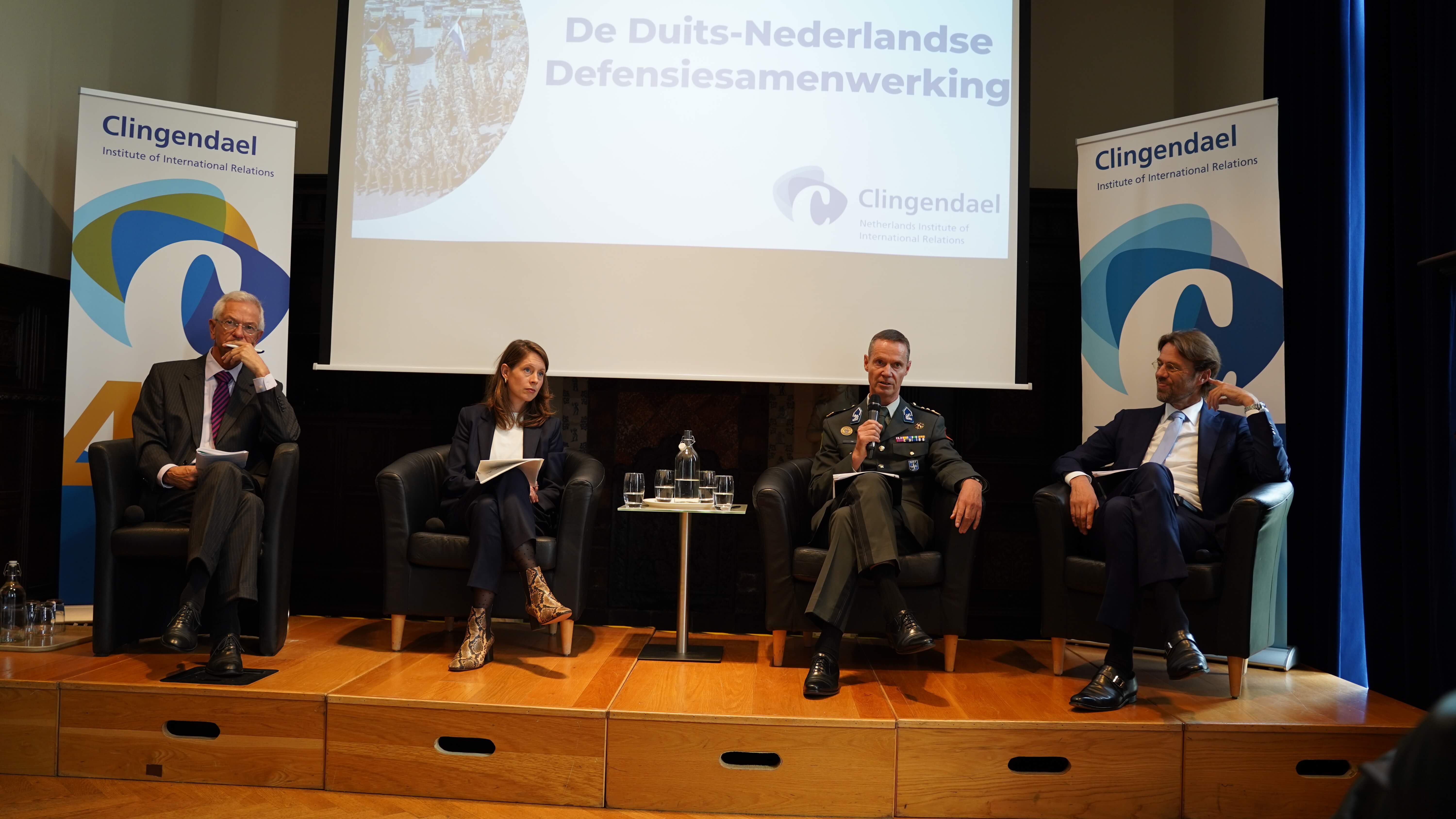 Dick Zandee (Head of Security Unit at the Clingendael Institute), Anna van Zoest (Director Atlantic Commission), Lieutenant General Nico Tak (Commander 1st German-Dutch Army Corps), Lars Walrave (Director International Affairs, Ministry of Defence)
