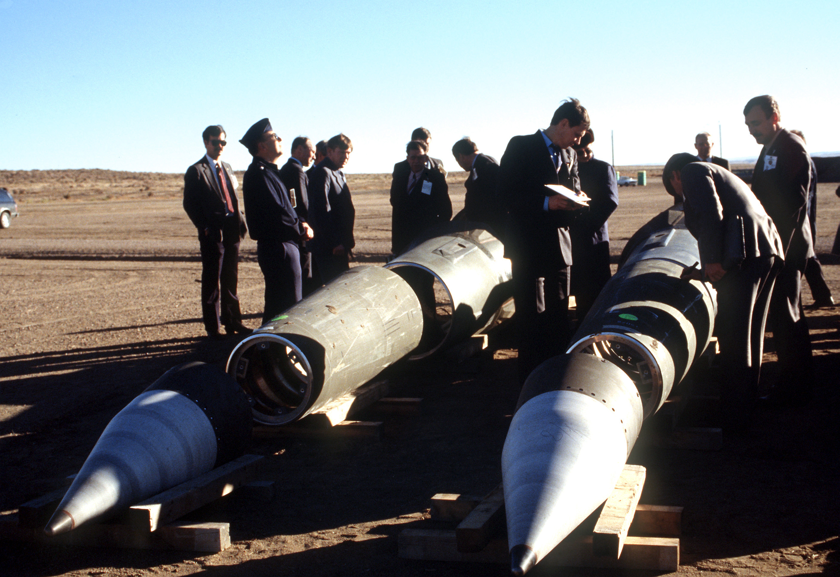 Sovjet inspectors inspecting the Pershing II missiles in 1989 under supervision of Americans as part of the INF-Treaty